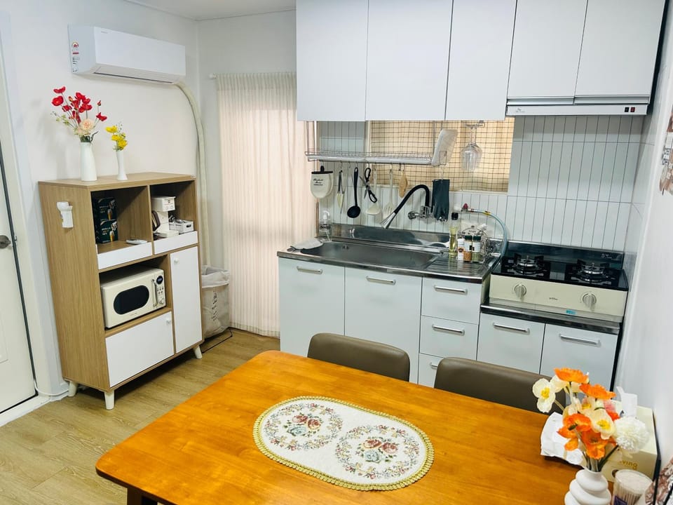 Coffee/tea facilities, Kitchen or kitchenette, Dining area, stove