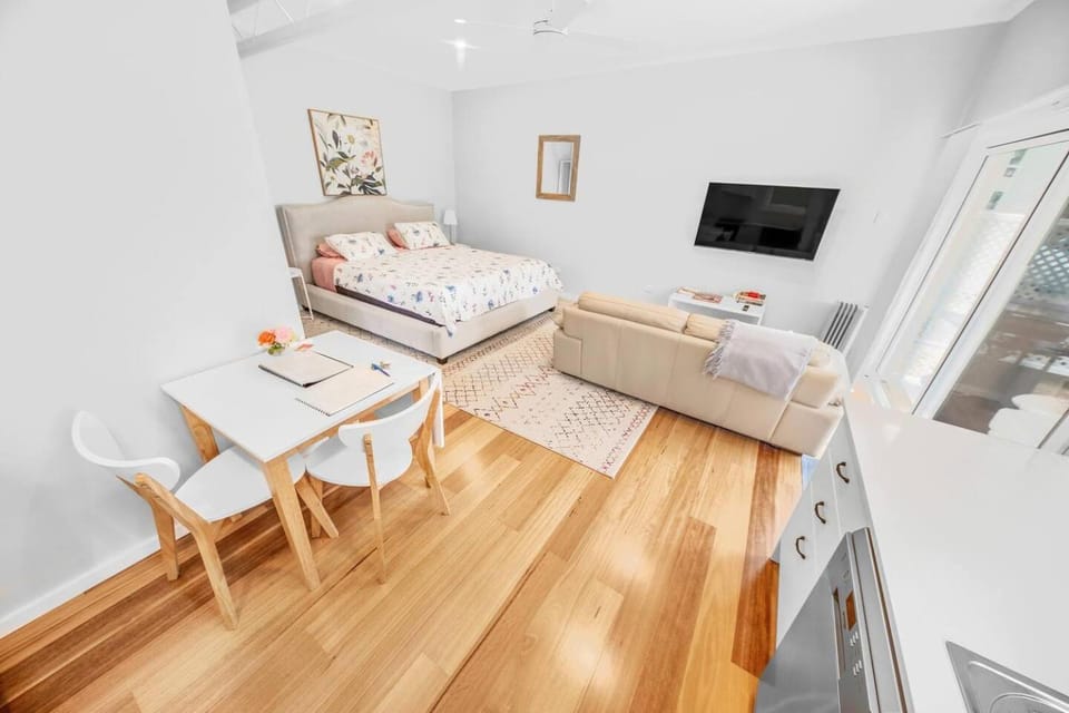 Bed, TV and multimedia, Evening entertainment, Bedroom