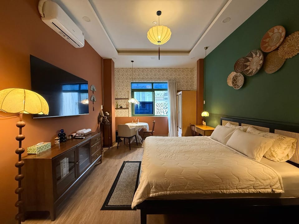 Bed, TV and multimedia, Living room, Photo of the whole room, Seating area, Bedroom, air conditioner
