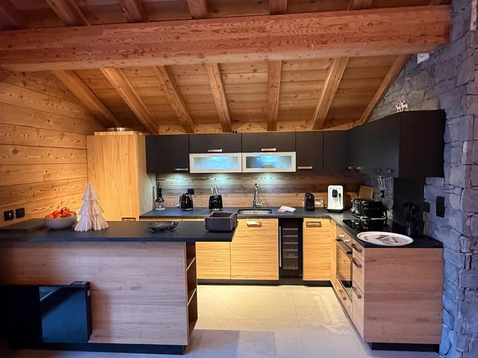 Kitchen or kitchenette, Lounge or bar