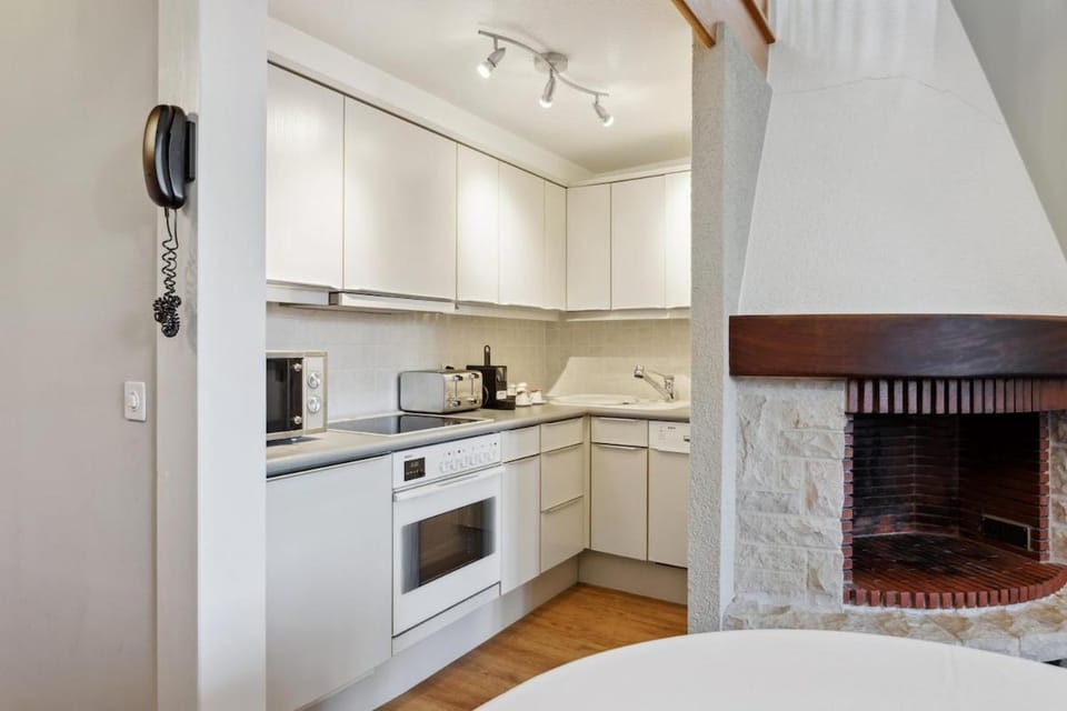 Coffee/tea facilities, dishwasher, microwave, oven, toaster, kitchen