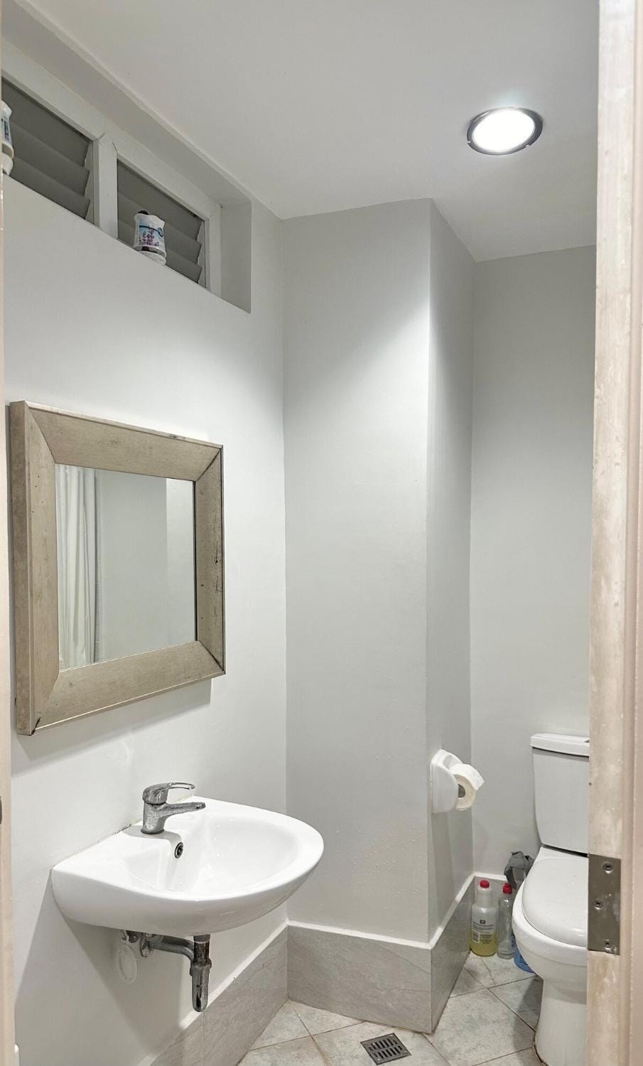 3 mins from Airport Pool Access Wi-Fi TV gym Apartment in Lapu-Lapu City