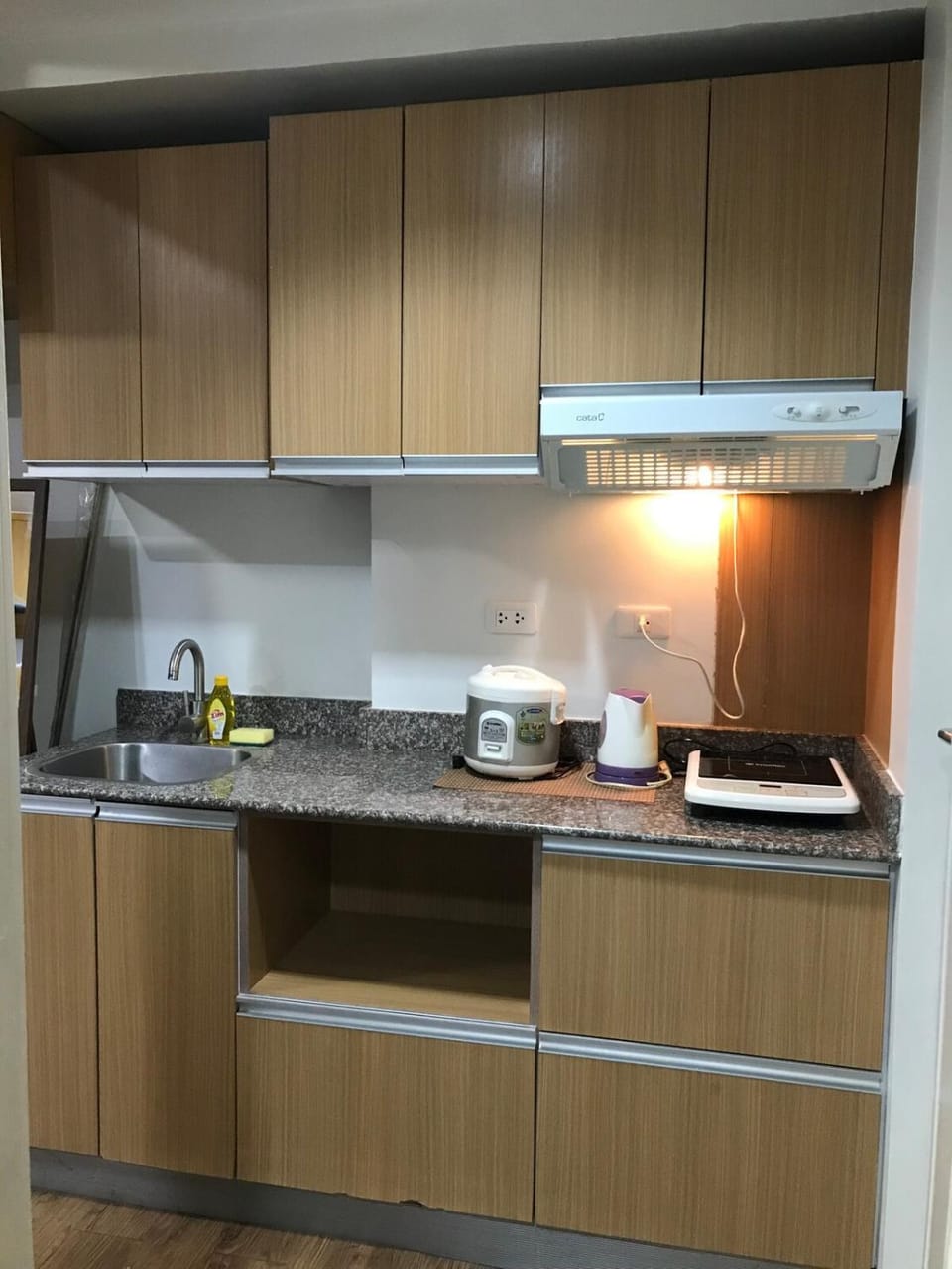 3 mins from Airport Pool Access Wi-Fi TV gym Apartment in Lapu-Lapu City