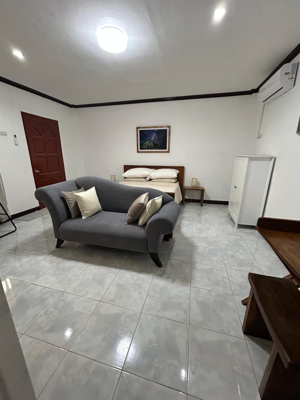 Bed, Seating area, Bedroom, air conditioner