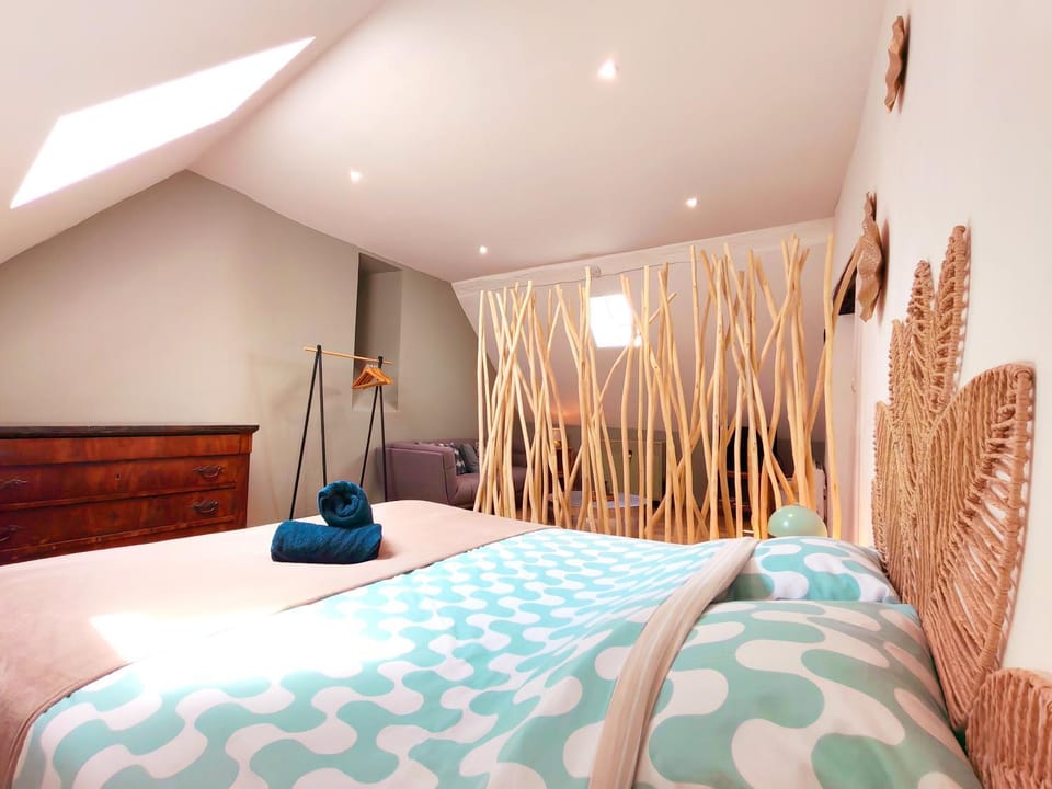 Bed, Photo of the whole room, Bedroom, towels