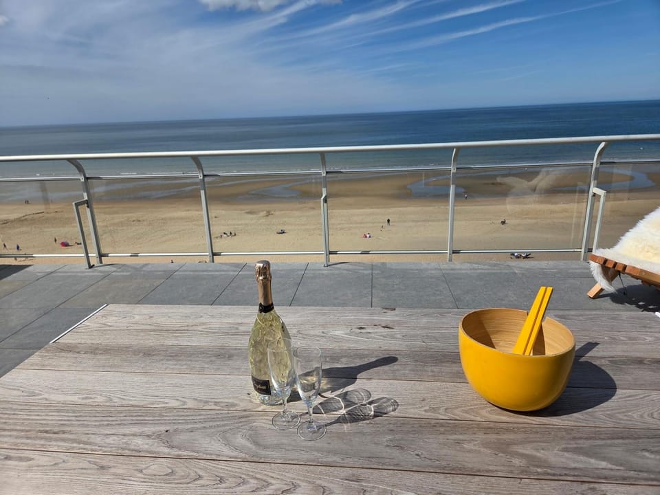 Secret Stay, Wellness Penthouse studio, Privacy, Seaview, Terras, Sauna Apartment in De Panne