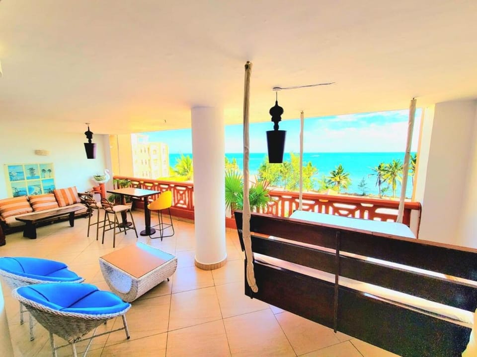 Natural landscape, View (from property/room), Balcony/Terrace, Seating area, Sea view