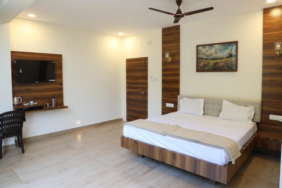 Bed, TV and multimedia, Photo of the whole room, Bedroom, wardrobe