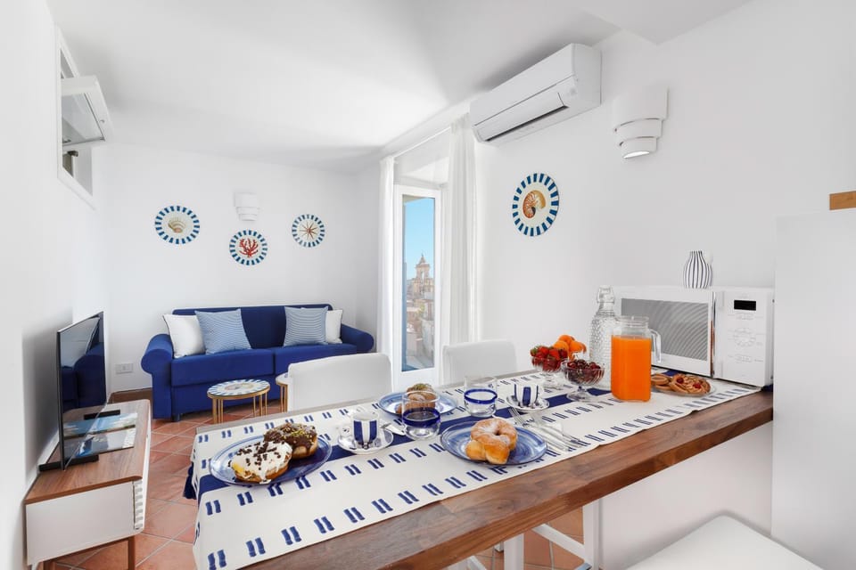 TV and multimedia, Living room, Photo of the whole room, Seating area, Dining area, Bedroom, air conditioner