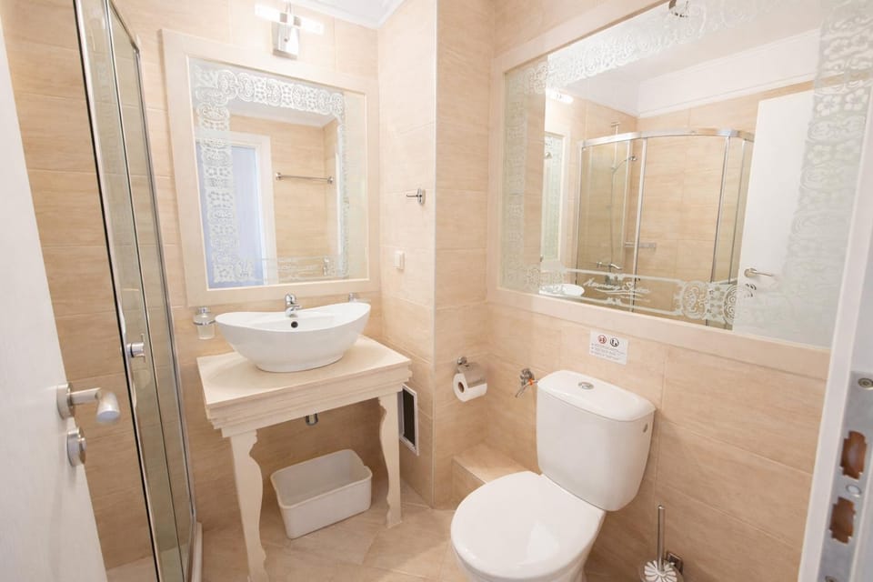 Shower, Toilet