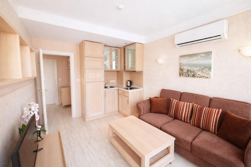 Kitchen or kitchenette, Seating area, Dining area, stove