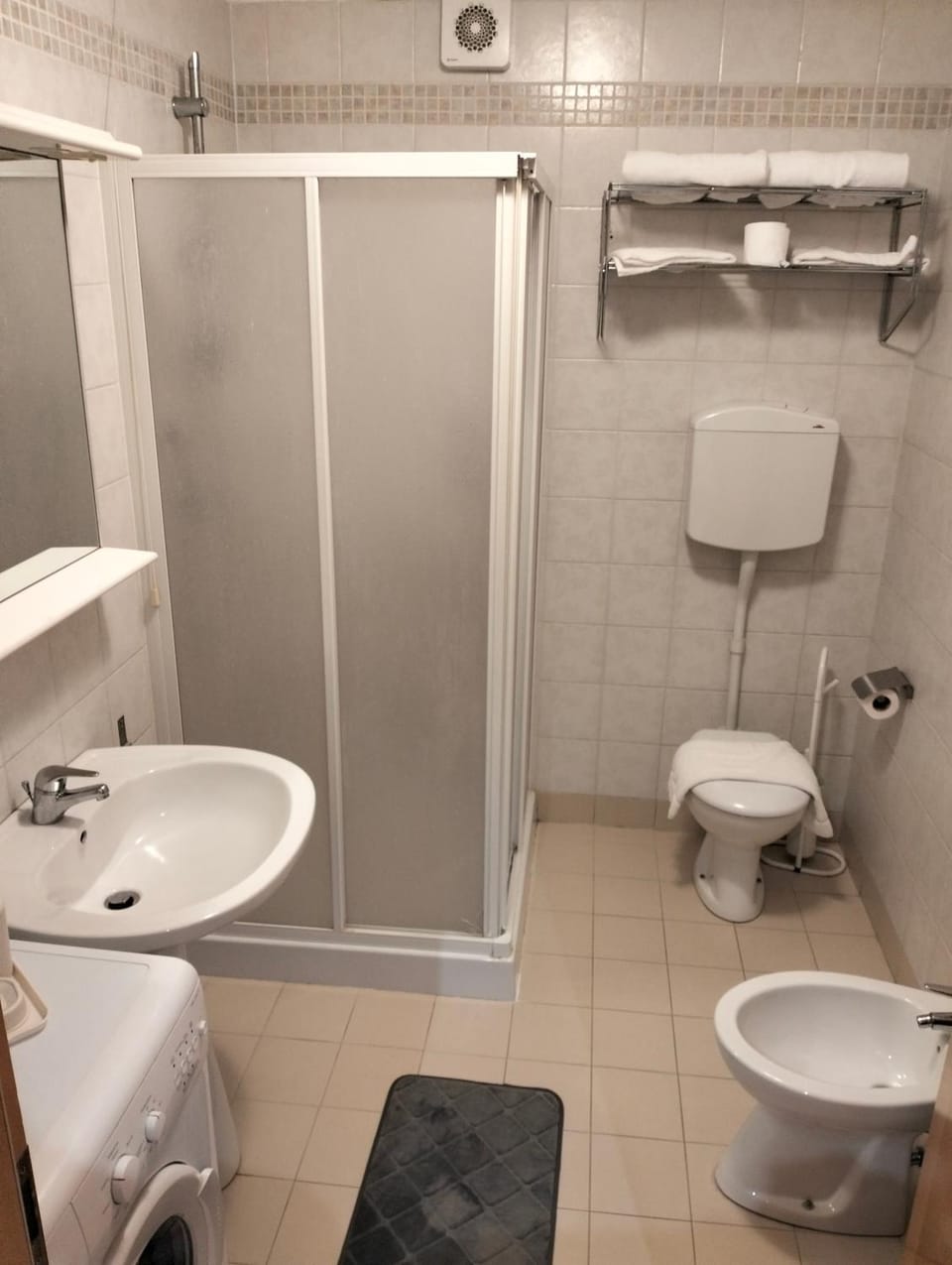 Shower, Toilet, Bathroom, bidet, towels