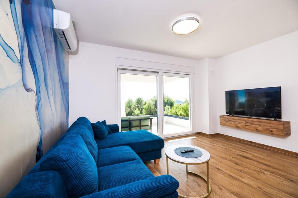Communal lounge/ TV room, TV and multimedia, Living room, Seating area, air conditioner