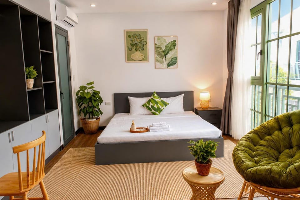 Bed, TV and multimedia, Living room, Photo of the whole room, Seating area, Bedroom, air conditioner