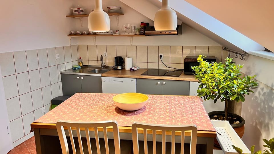 Kitchen or kitchenette, Dining area