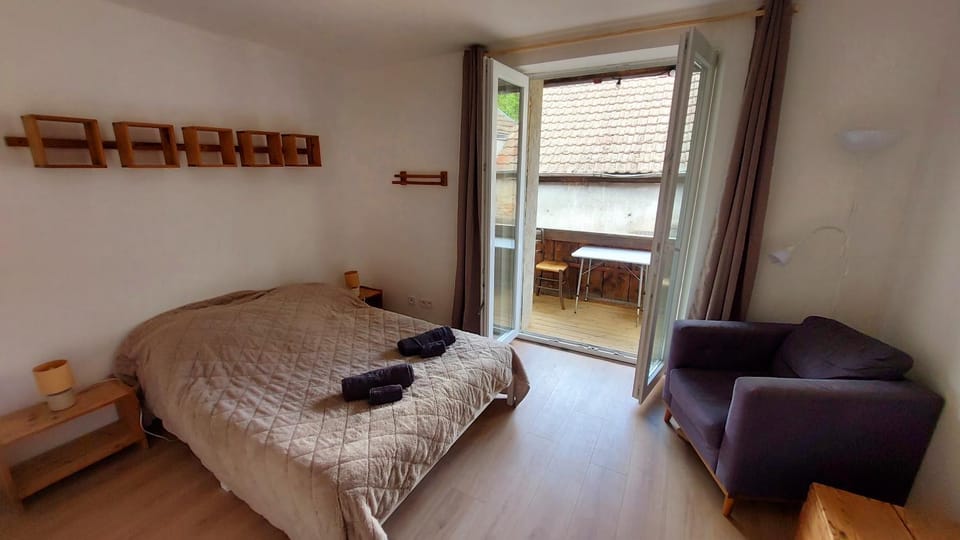 Bed, Photo of the whole room, Bedroom, towels