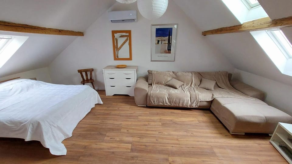 Bed, Living room, Photo of the whole room, Bedroom