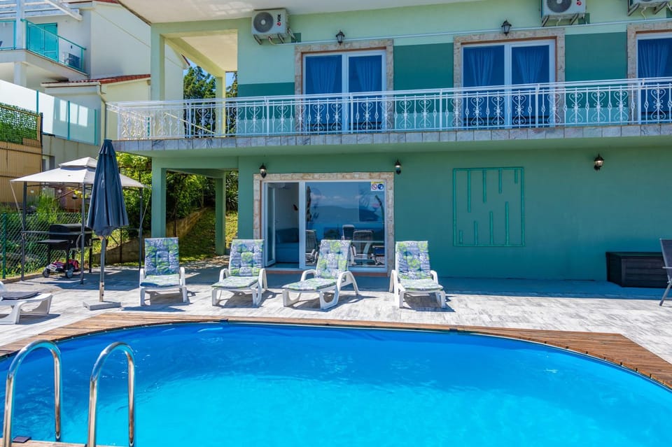 Property building, Patio, Day, Balcony/Terrace, Pool view, Swimming pool, sunbed