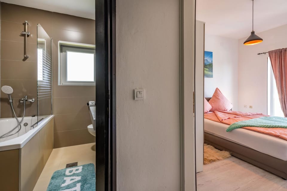Shower, Bed, Bathroom, Bedroom, Bath, towels