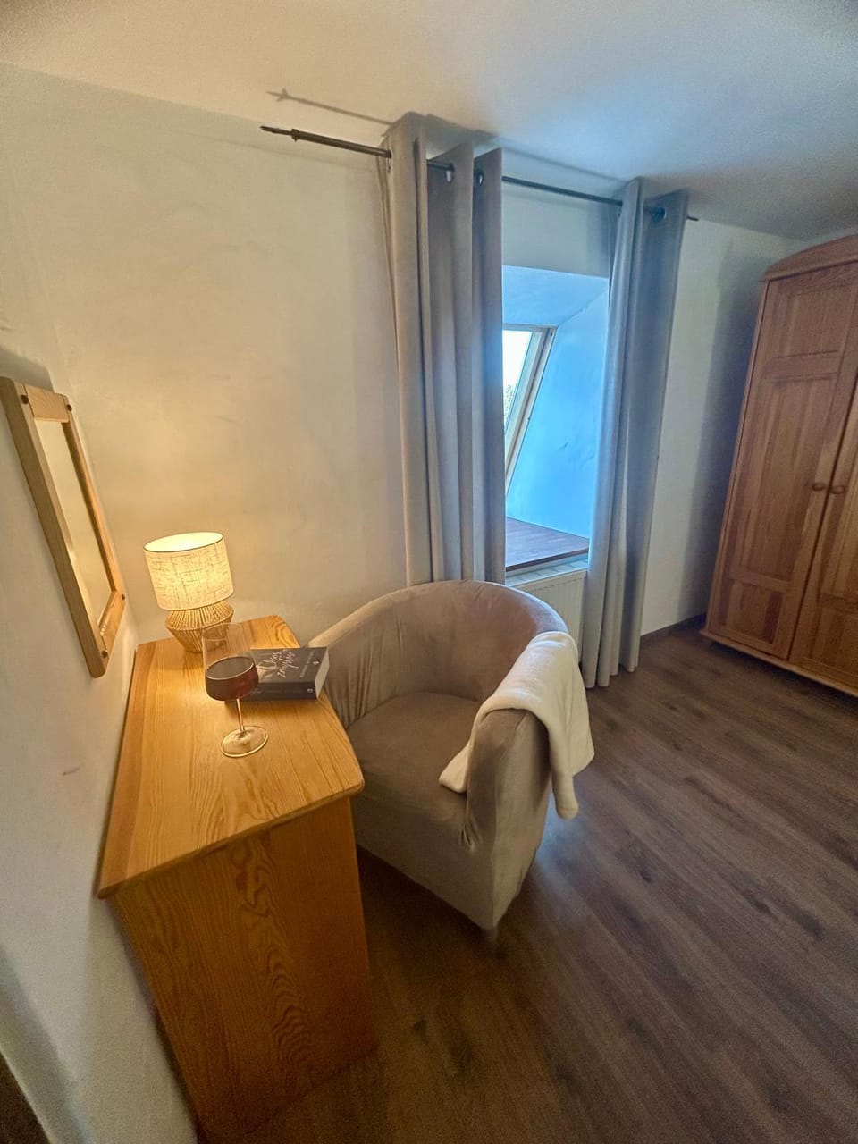 Photo of the whole room, Bedroom, wardrobe