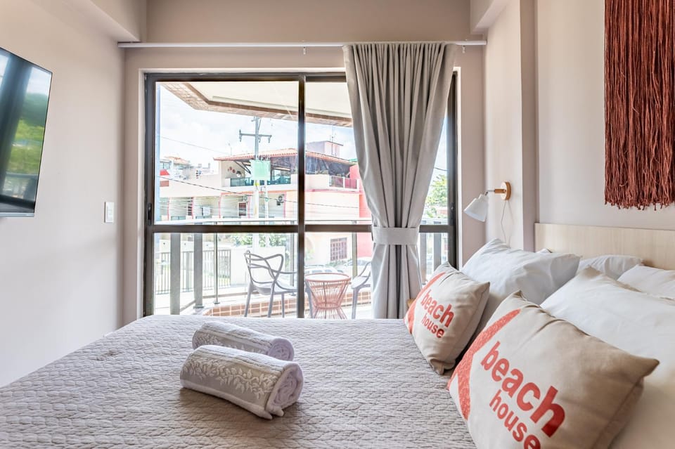 Bed, TV and multimedia, Photo of the whole room, Bedroom, towels