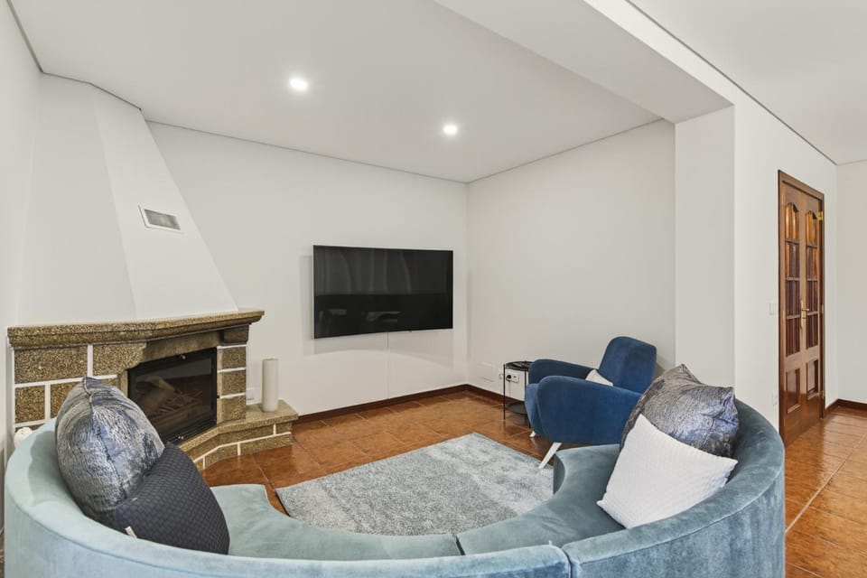 TV and multimedia, Living room, Seating area, Evening entertainment