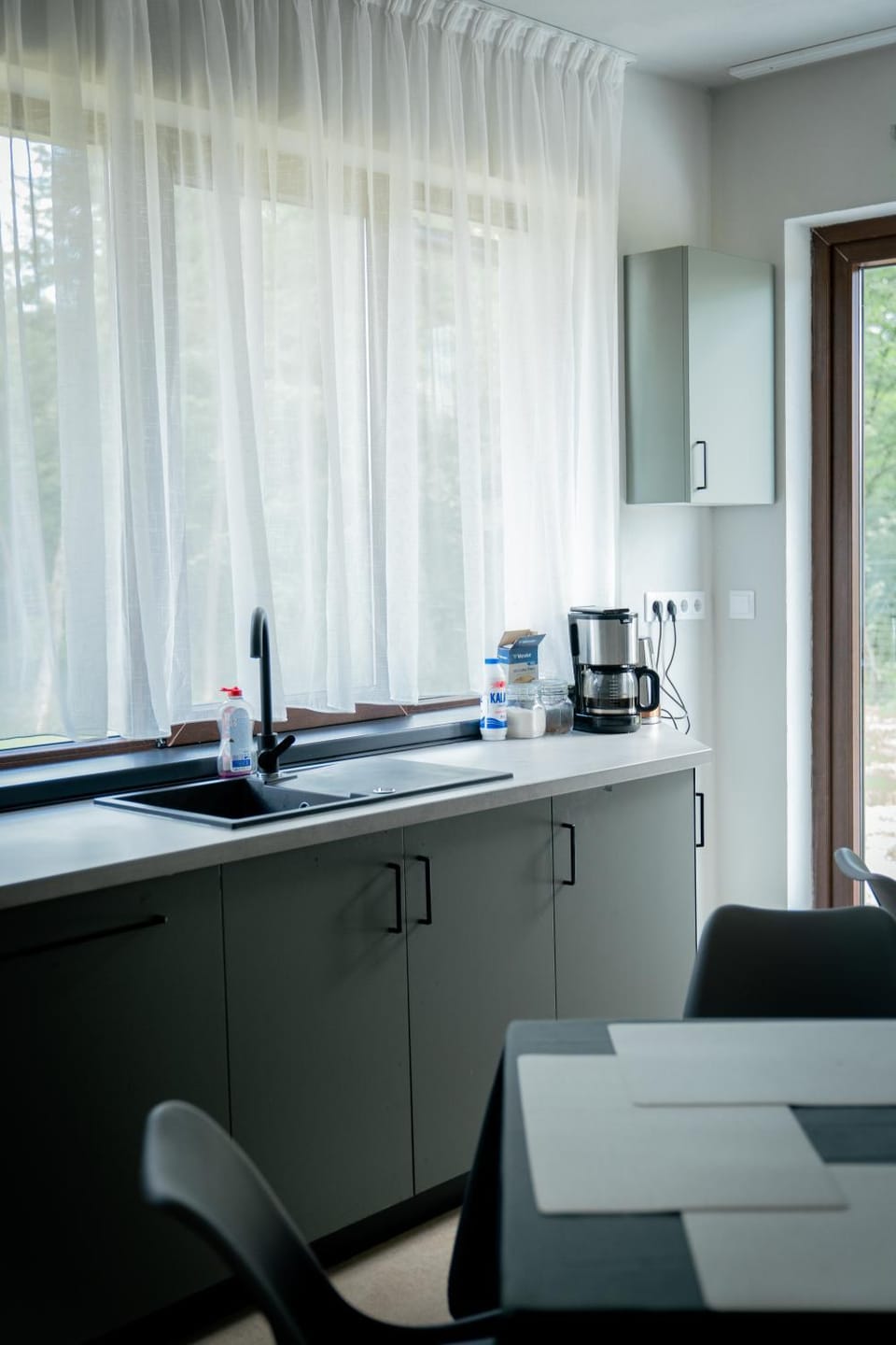 Kitchen or kitchenette, minibar