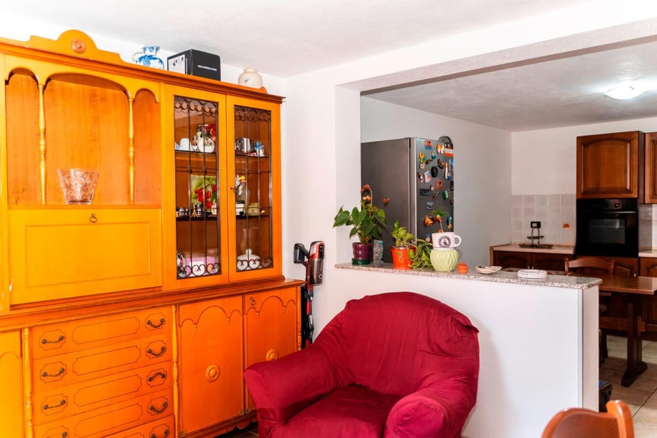 Communal lounge/ TV room, TV and multimedia, Seating area, Garden view, Inner courtyard view, furniture, heating, internet, air conditioner