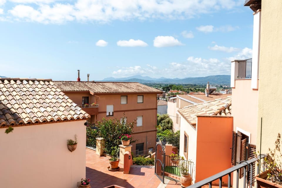 Property building, View (from property/room), Balcony/Terrace, Balcony/Terrace, City view, Mountain view, Inner courtyard view, internet