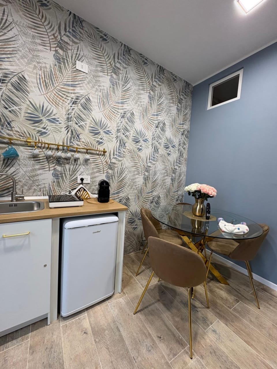 Kitchen or kitchenette, Dining area, minibar, stove