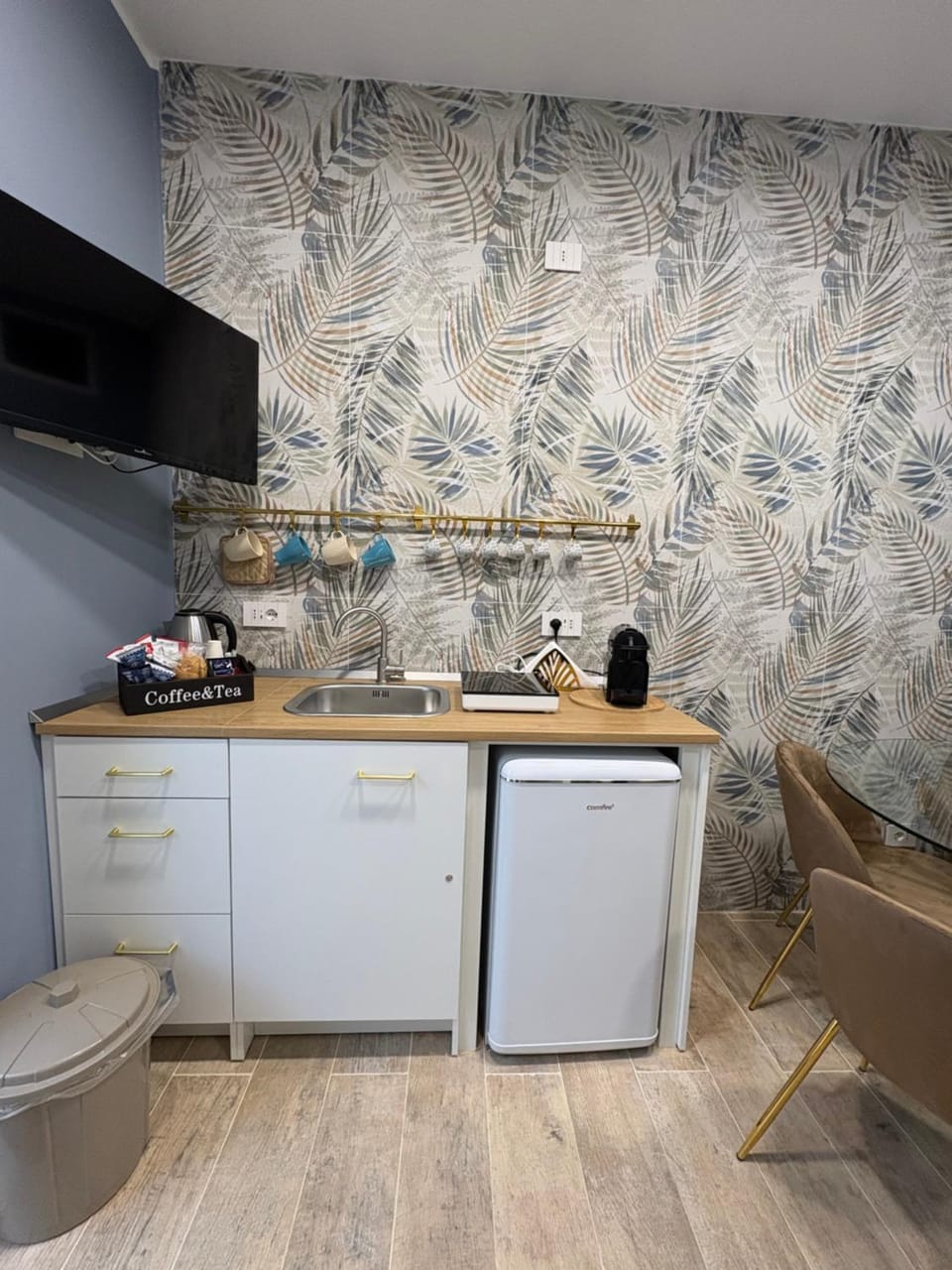 Kitchen or kitchenette