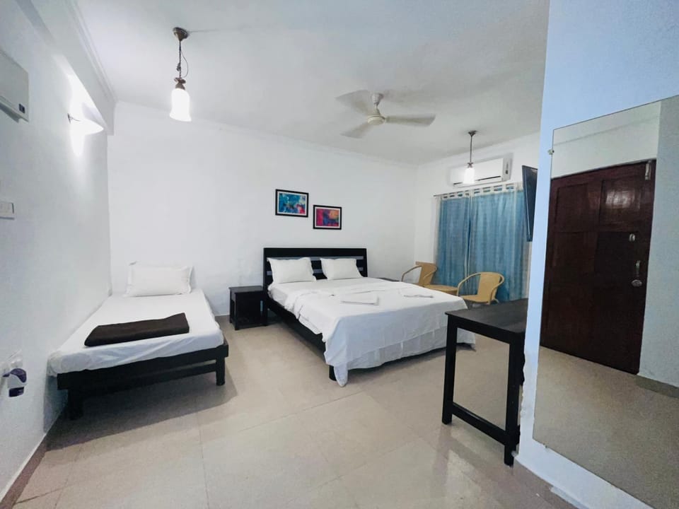 Bed, Photo of the whole room, Bedroom, fireplace, air conditioner