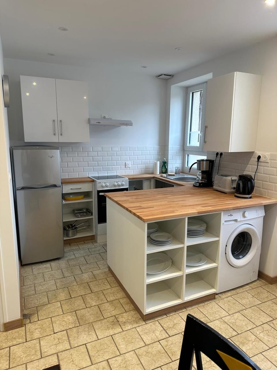 Coffee/tea facilities, Kitchen or kitchenette, oven, stove, toaster, washing machine