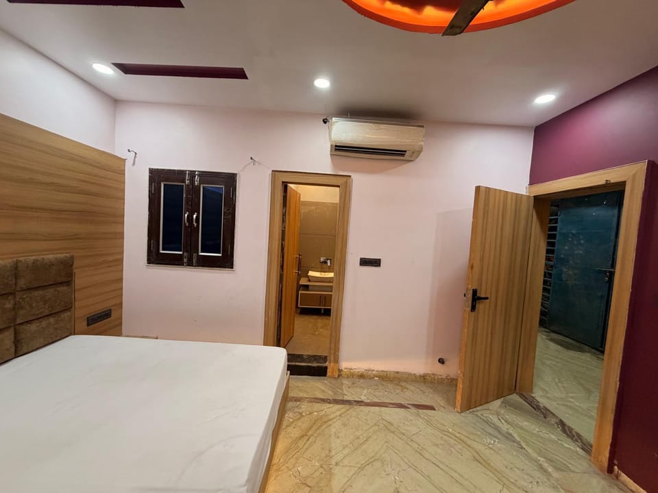 Bed, Bathroom, Bedroom, air conditioner