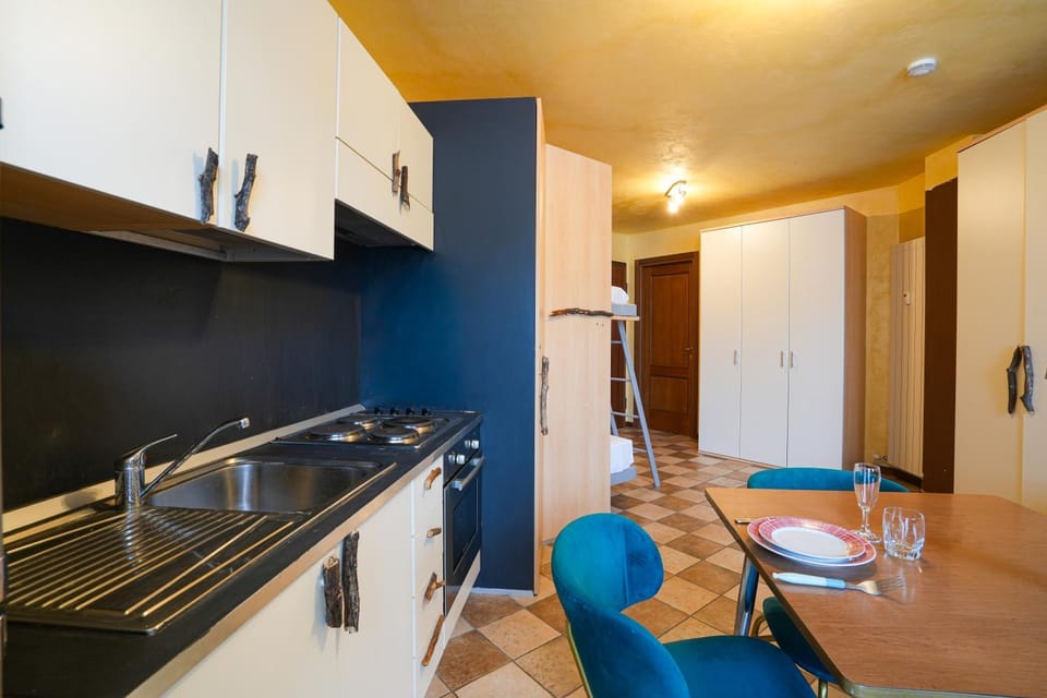 Kitchen or kitchenette, Dining area, oven, stove