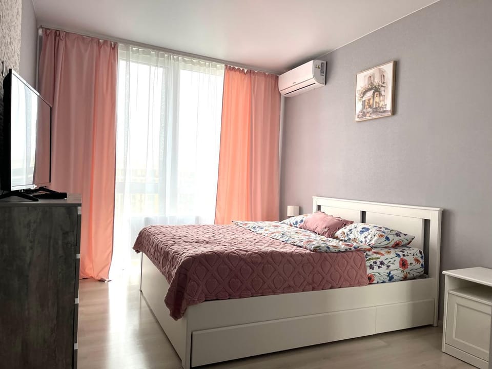 Bed, TV and multimedia, Photo of the whole room, Bedroom, air conditioner