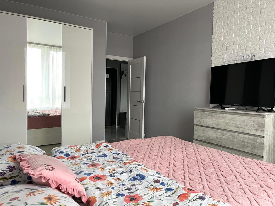 Bed, TV and multimedia, Photo of the whole room, Bedroom, wardrobe