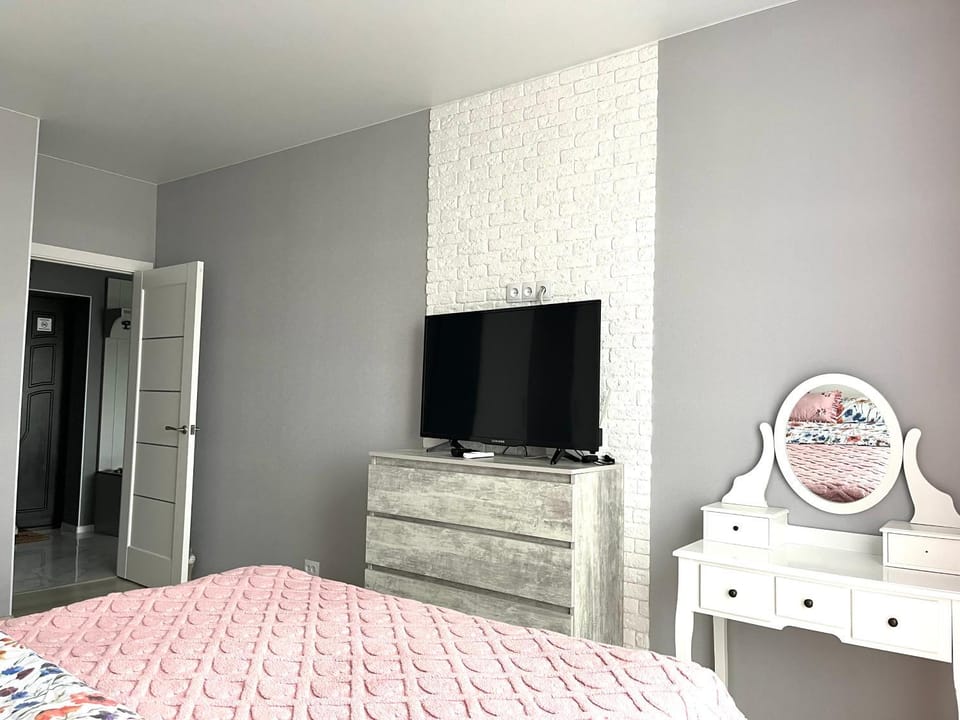 Bed, TV and multimedia, Photo of the whole room, Bedroom