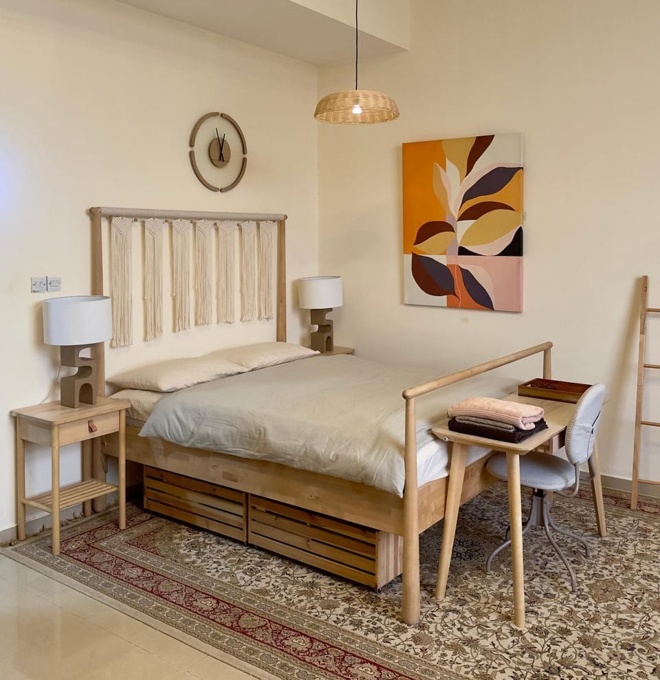Bed, Living room, Photo of the whole room, Seating area, Dining area, Bedroom