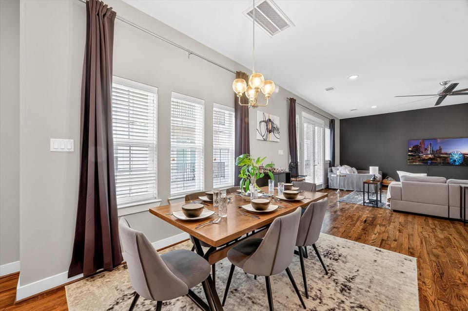 Heights Home Nr DT, Washington Monitor Xbox Desk House in Houston