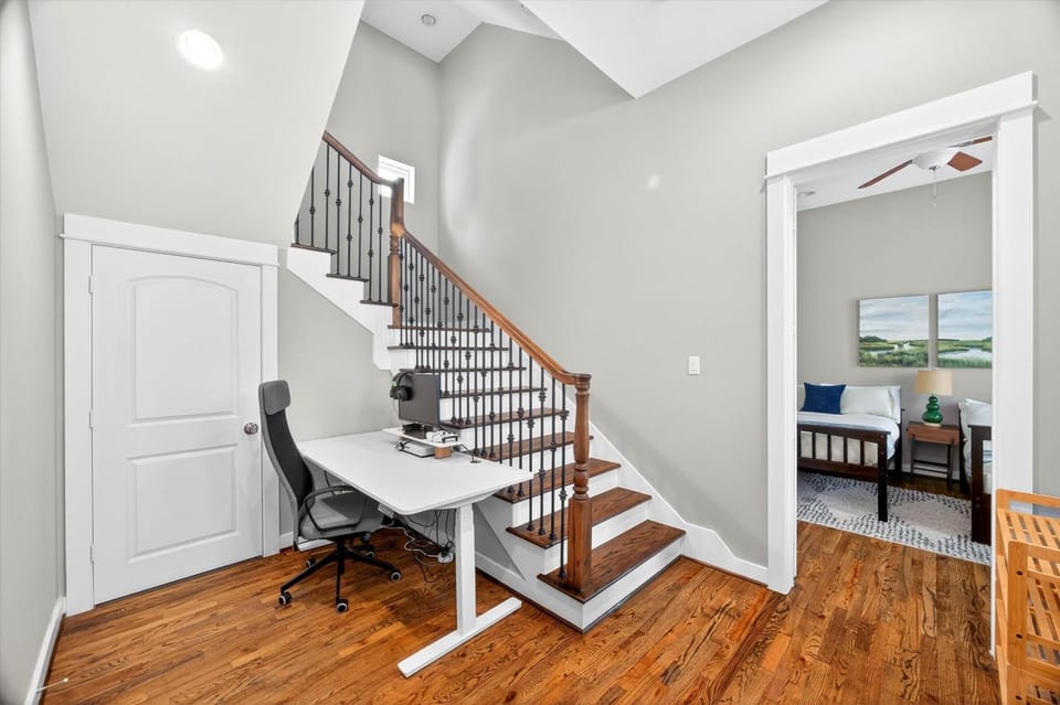 Heights Home Nr DT, Washington Monitor Xbox Desk House in Houston