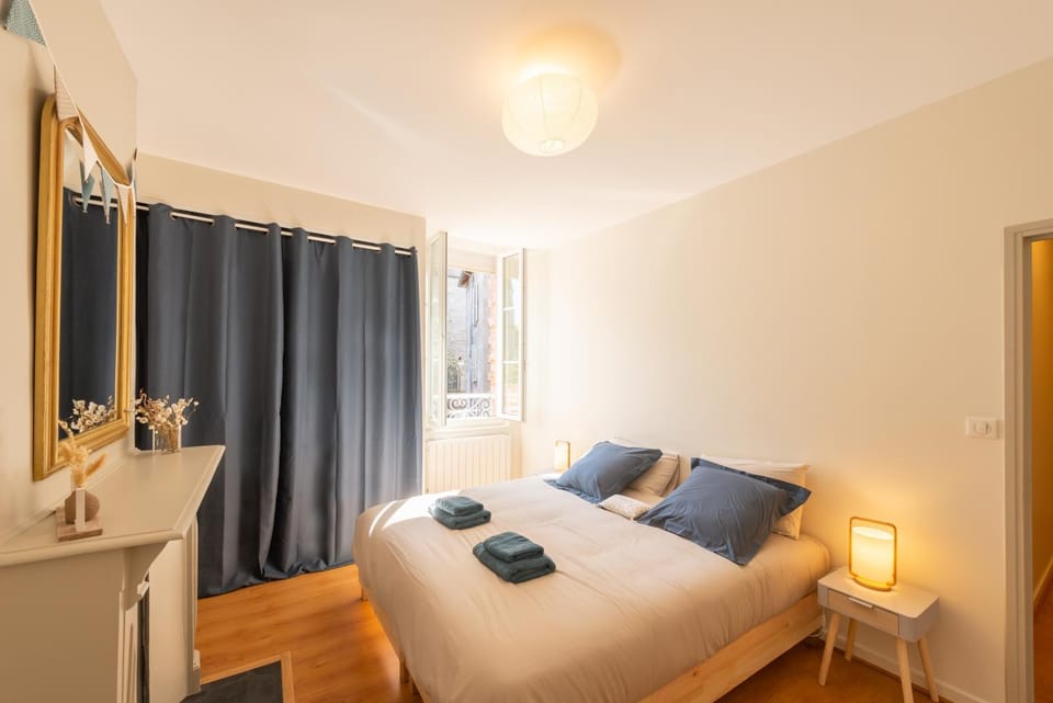 Photo of the whole room, Bedroom, storage, towels