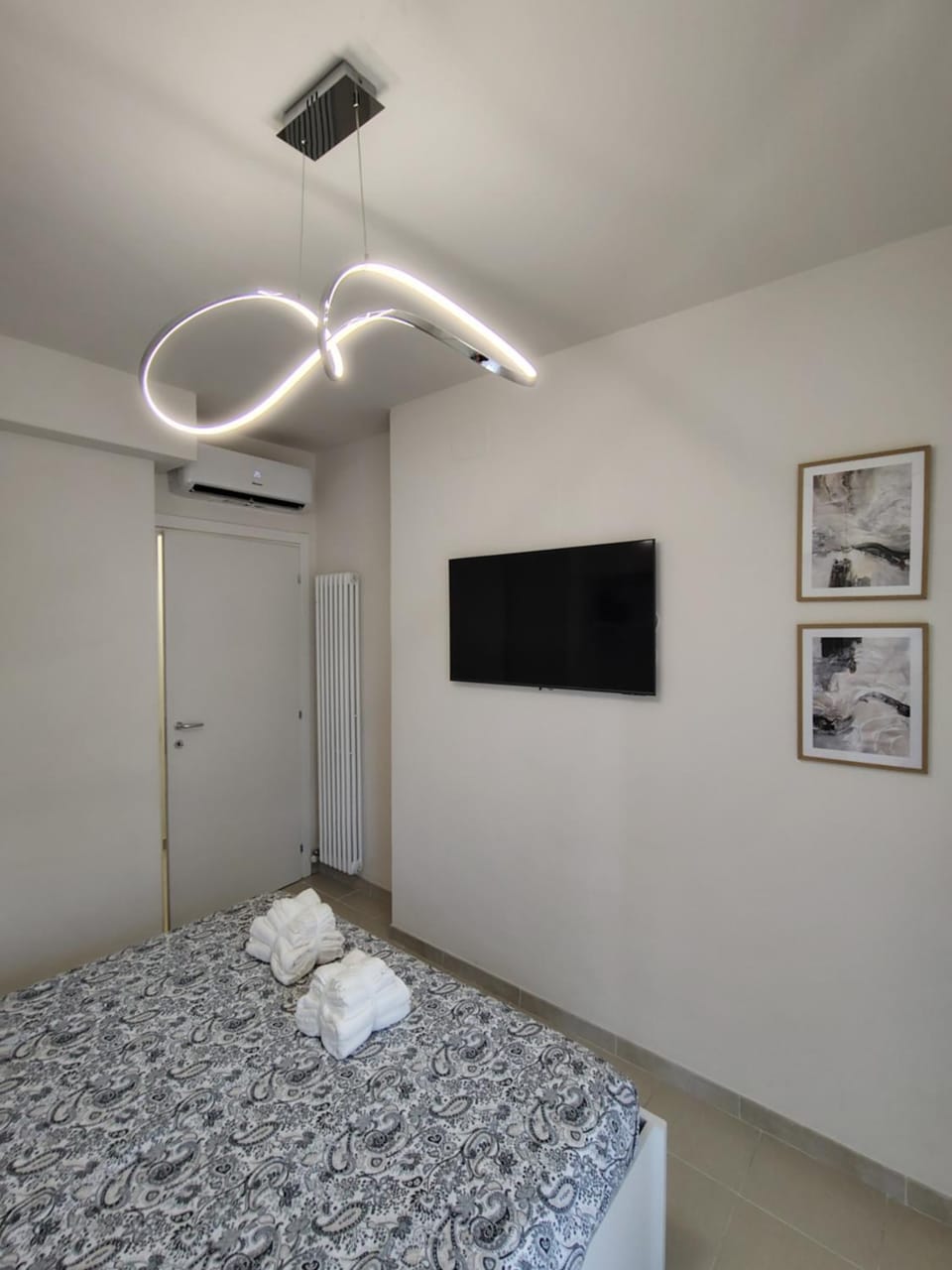 Bed, TV and multimedia, Bedroom