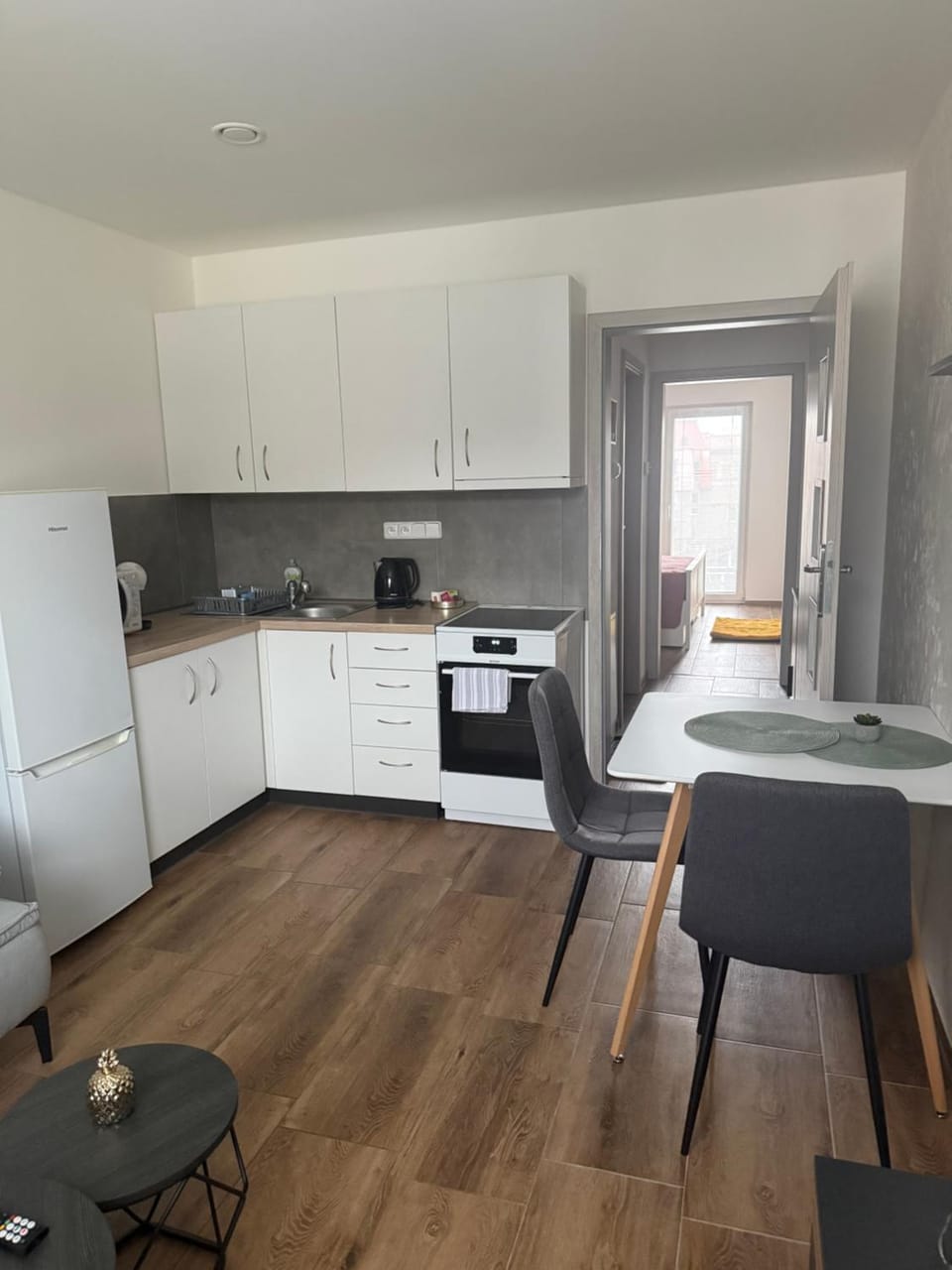 Kitchen or kitchenette, Dining area, oven, stove