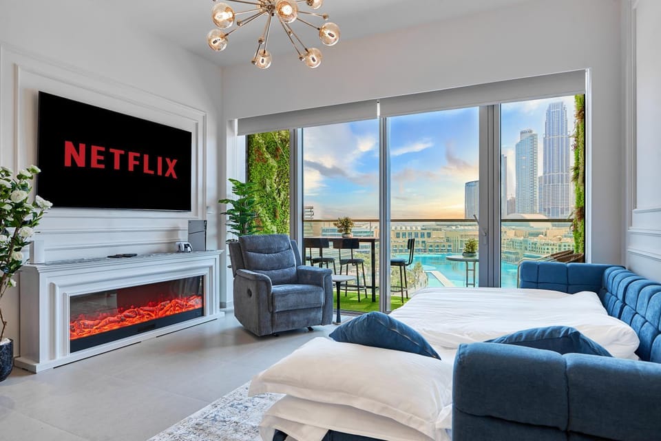 Bed, Natural landscape, TV and multimedia, View (from property/room), Living room, Seating area