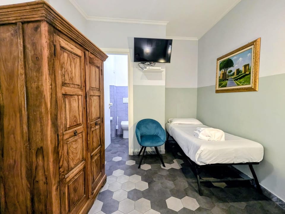 Bed, TV and multimedia, Photo of the whole room, Bedroom, towels, air conditioner