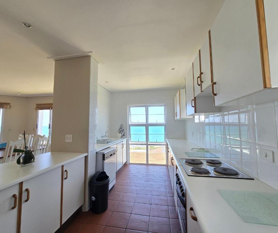 Kitchen or kitchenette, dishwasher, stove