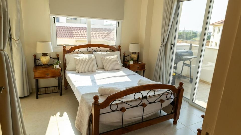 Penthouse Apartment Sleeps 4 - Sea Views Pool Apartment in Paralimni