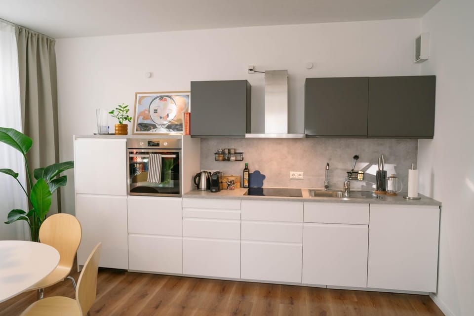 Coffee/tea facilities, Kitchen or kitchenette, oven, stove, toaster