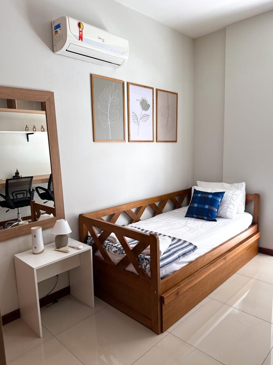 Bed, Photo of the whole room, Bedroom, towels, air conditioner